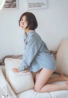 年轻的小姨子观看